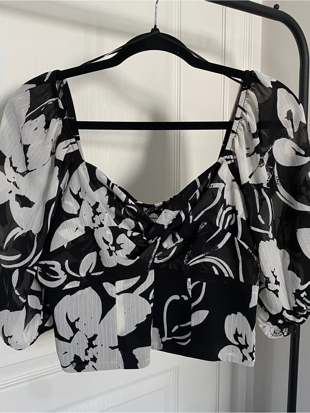Dynamite Floral Puff-Sleeve Crop Top